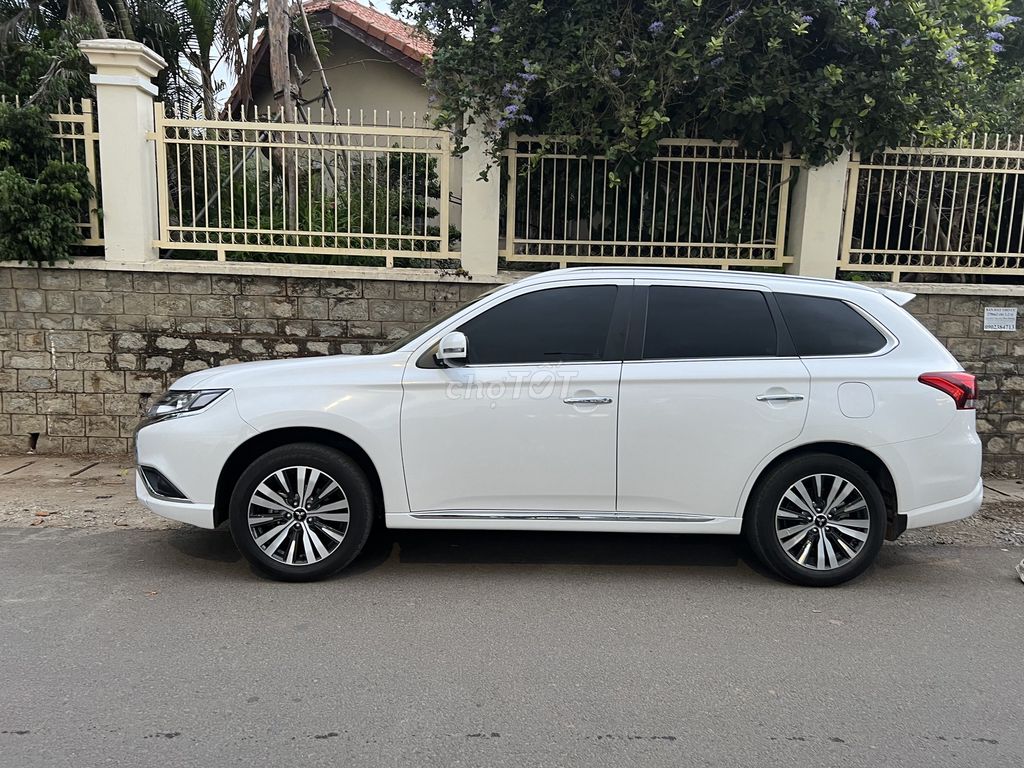 Mitsubishi Outlander 2023 - ảnh 1