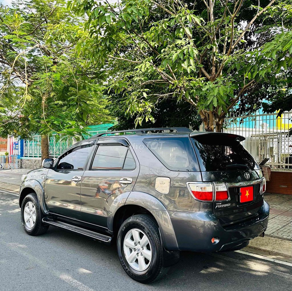 Toyota Fortuner 2009 - ảnh 2