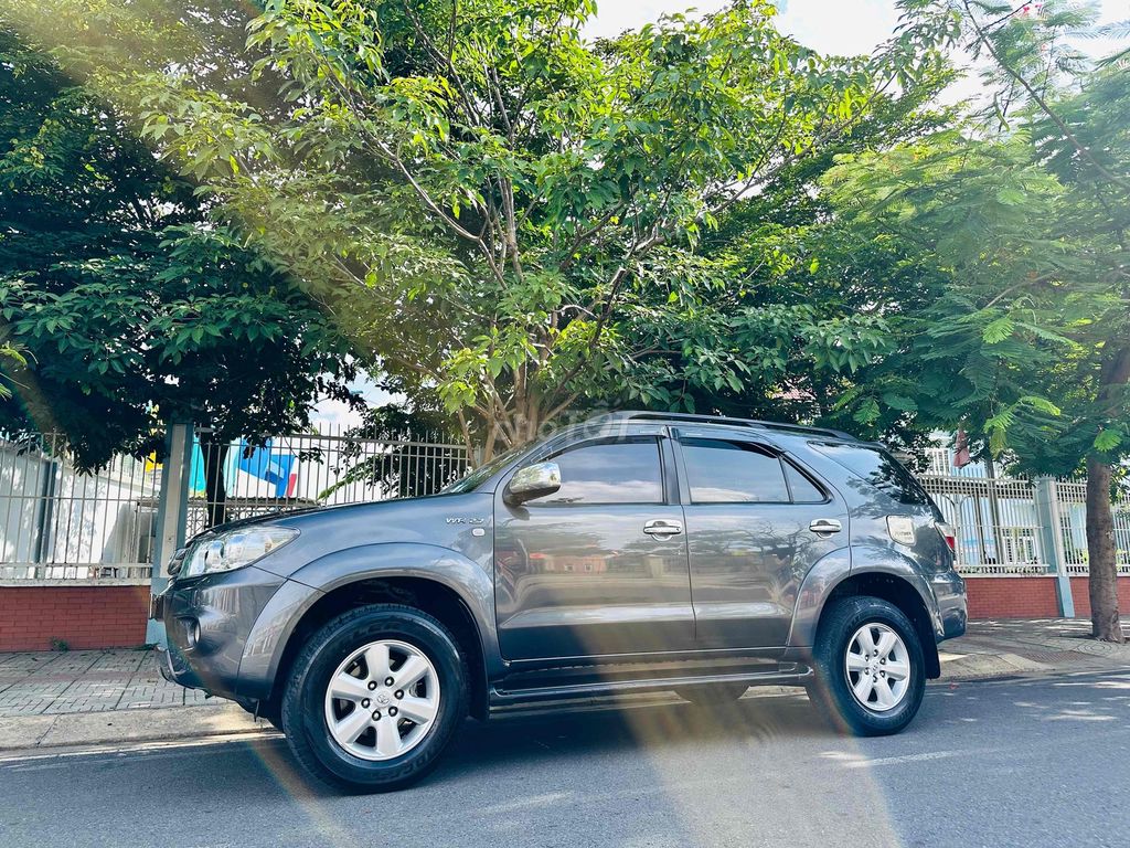 Toyota Fortuner 2009 - ảnh 3