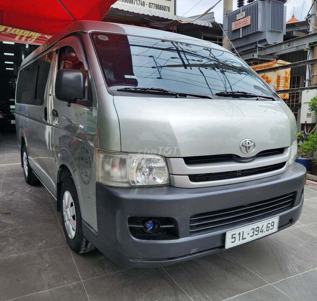 Toyota Hiace - ảnh 2