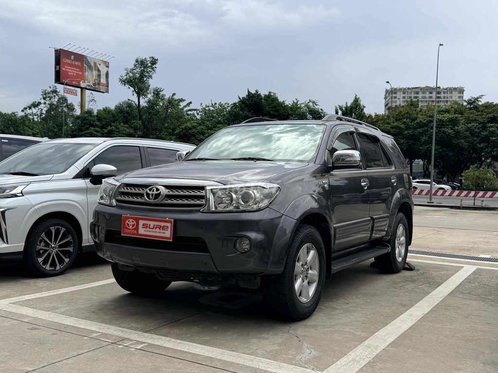 Toyota Fortuner 2011 - ảnh 1