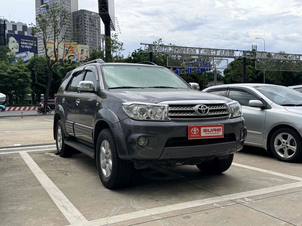 Toyota Fortuner 2011 - ảnh 3