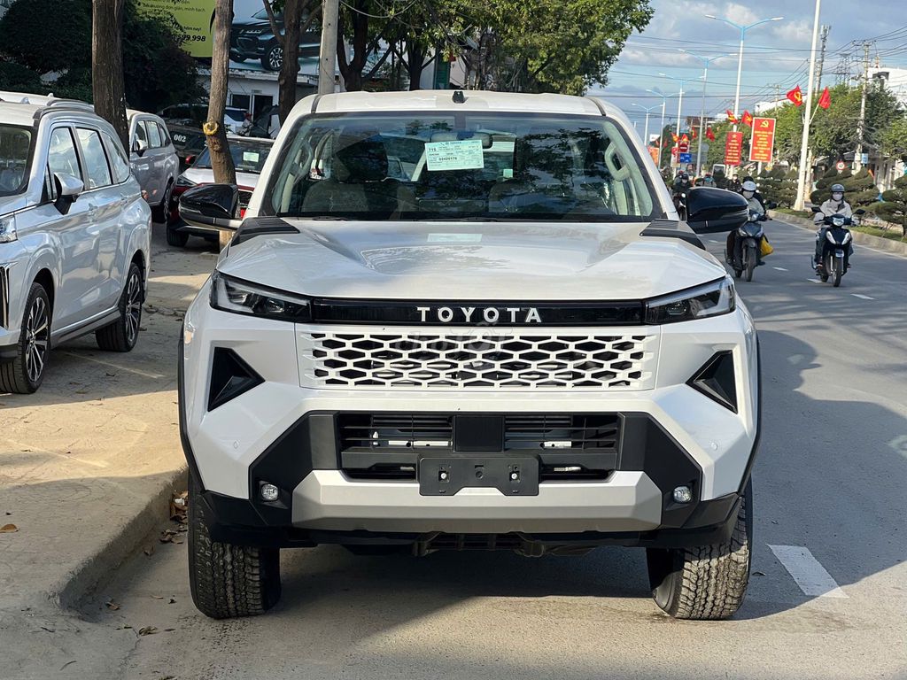 Toyota Hilux - ảnh 1