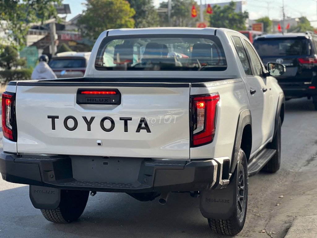 Toyota Hilux - ảnh 2