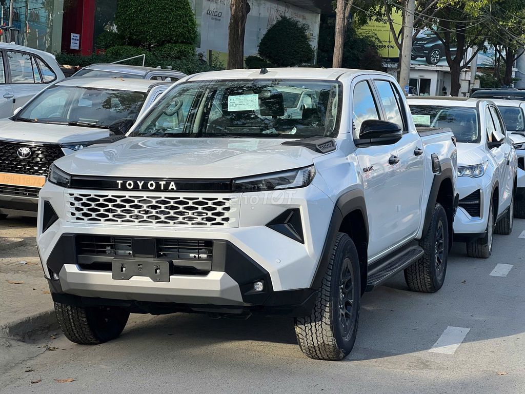 Toyota Hilux - ảnh 3