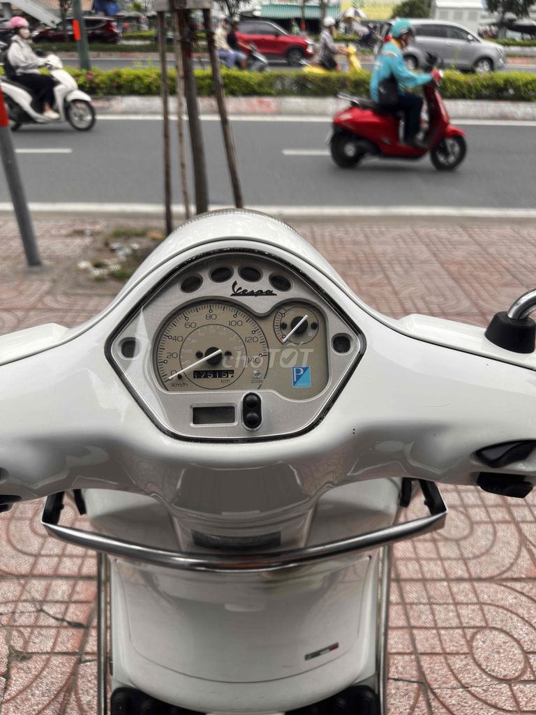 Piaggio Vespa 2012 - ảnh 4