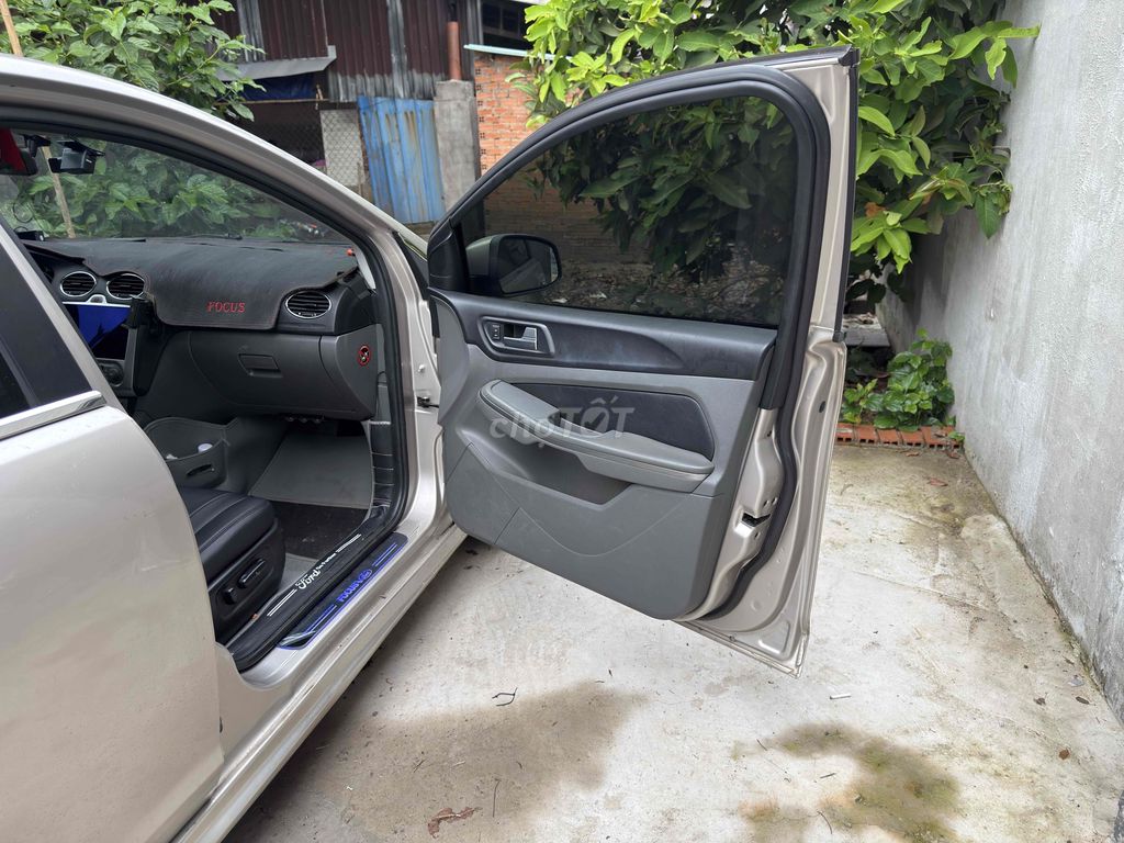 Ford Focus 2010 - ảnh 2
