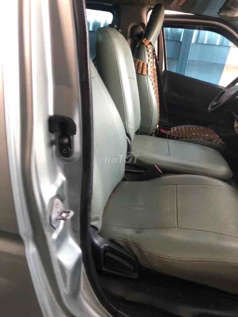 Toyota Hiace 2011 - ảnh 2