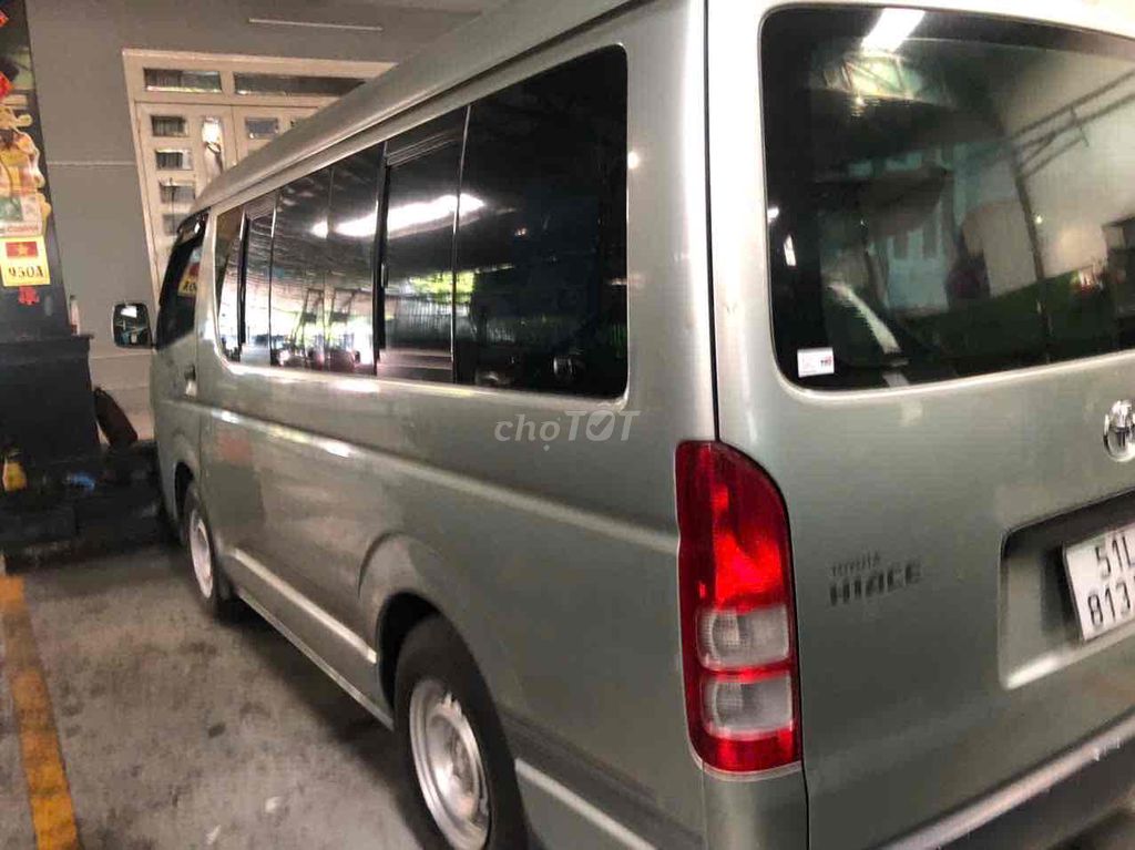Toyota Hiace 2011 - ảnh 3