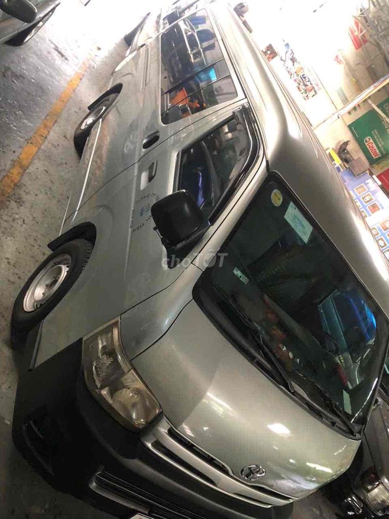 Toyota Hiace 2011 - ảnh 4