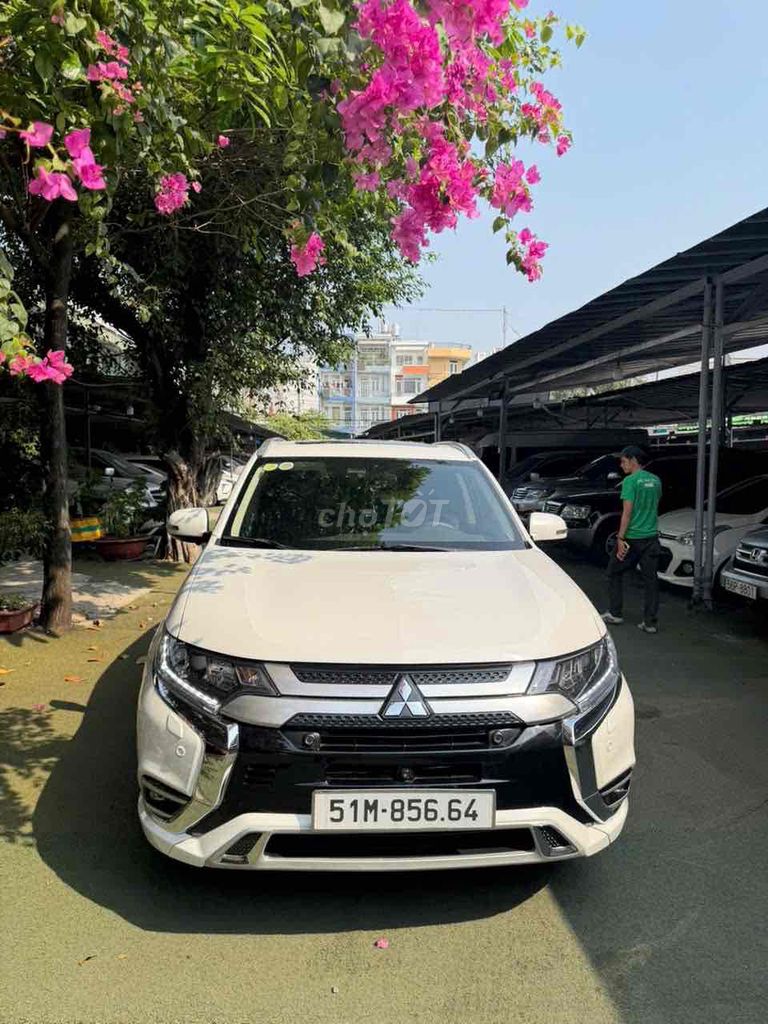 Mitsubishi Outlander 2022 - ảnh 1