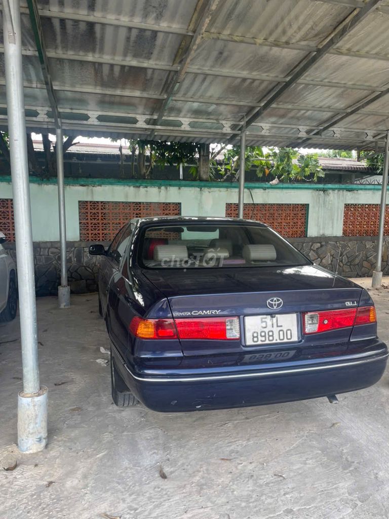 Toyota Camry - ảnh 2