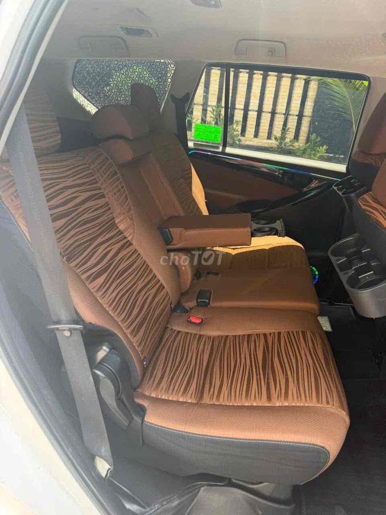 Toyota Innova 2.0E - ảnh 4