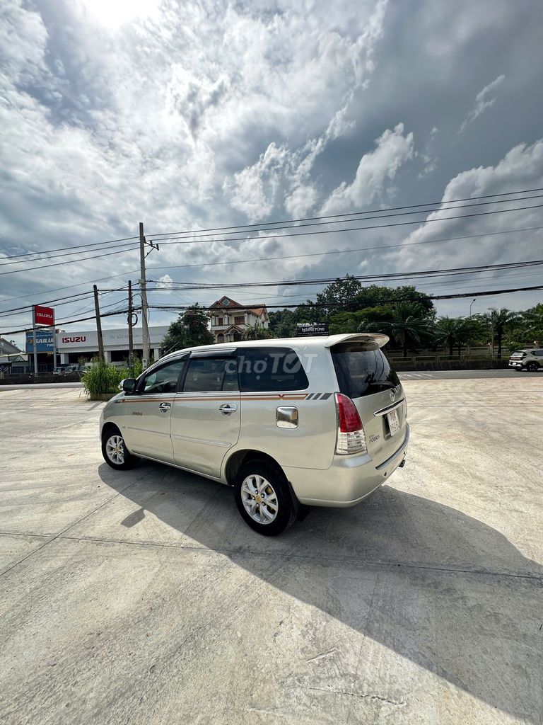 Toyota Innova - ảnh 1