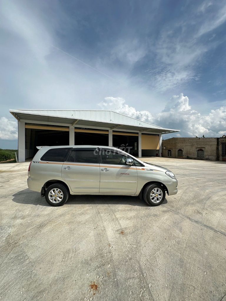 Toyota Innova - ảnh 4