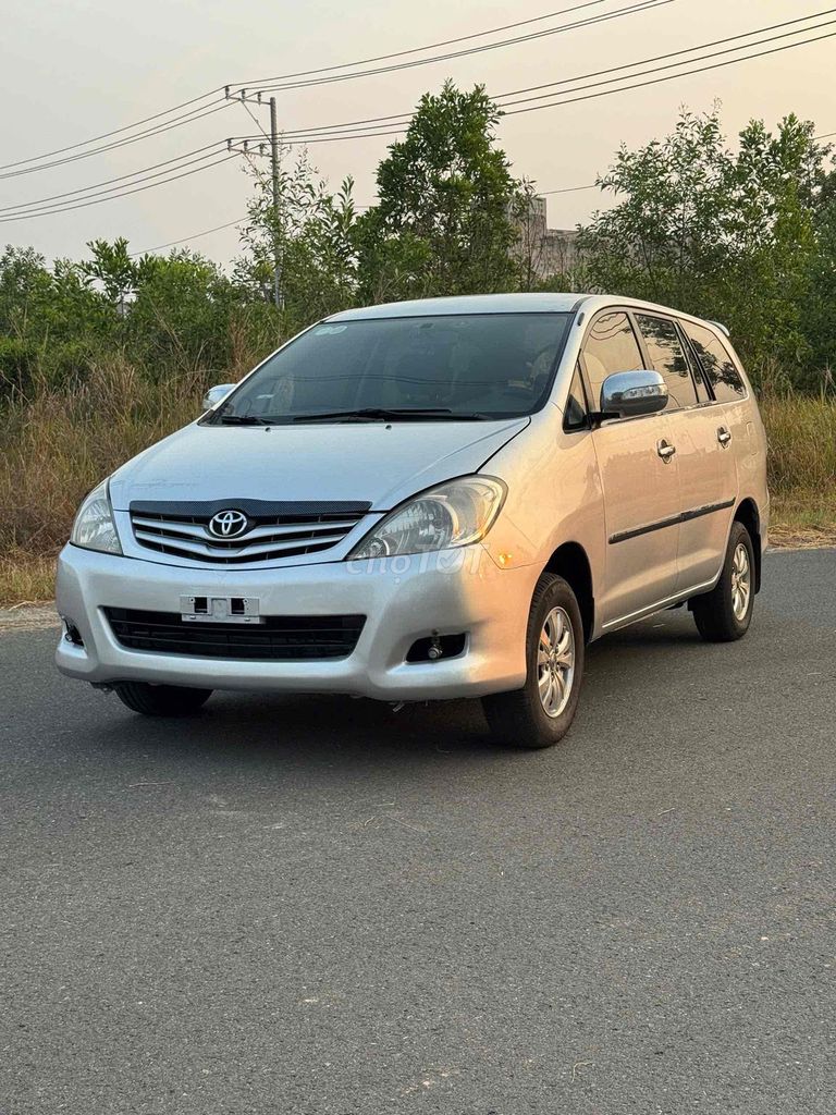 Toyota Innova 2010 - ảnh 2