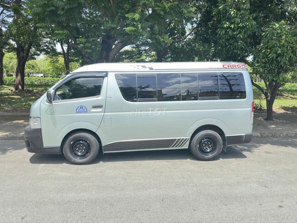 Toyota Hiace 2011 - ảnh 2