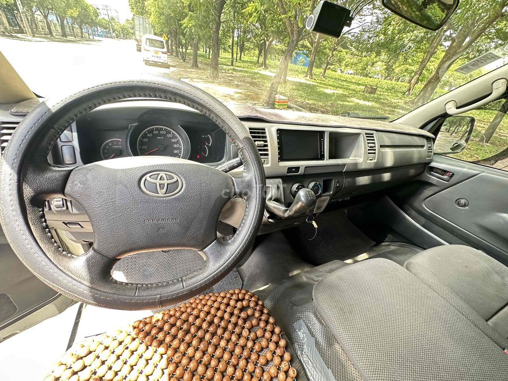 Toyota Hiace 2011 - ảnh 4