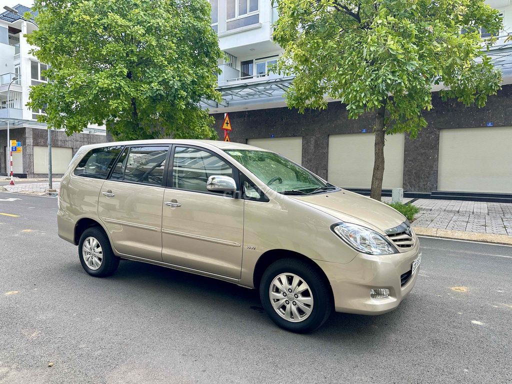 Toyota Innova 2011 - ảnh 1