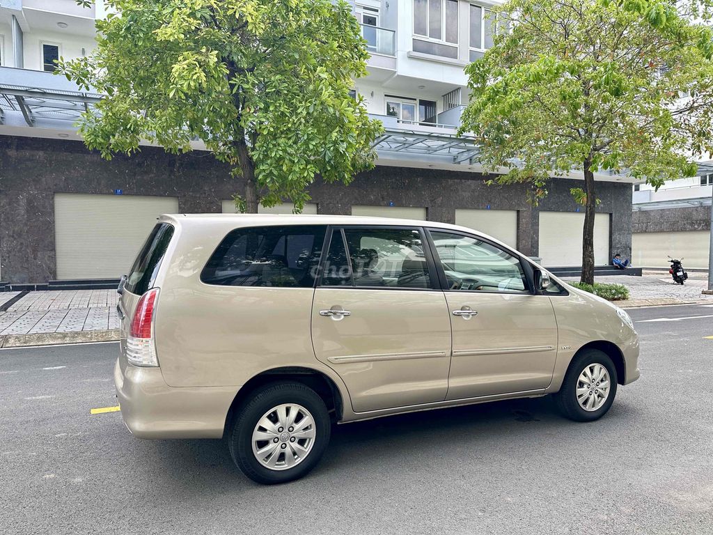 Toyota Innova 2011 - ảnh 2