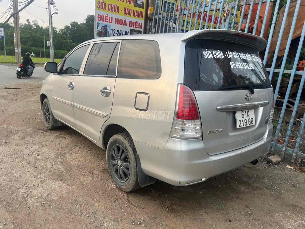 Toyota Innova 2010 - ảnh 2
