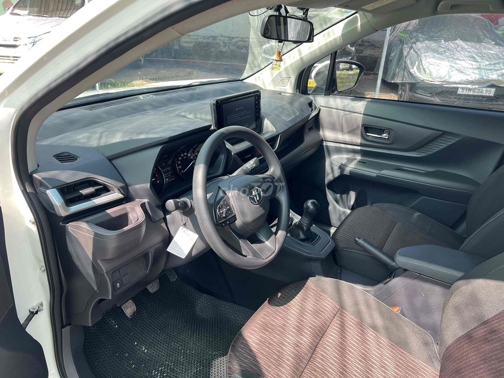 Toyota Avanza Premio - ảnh 5