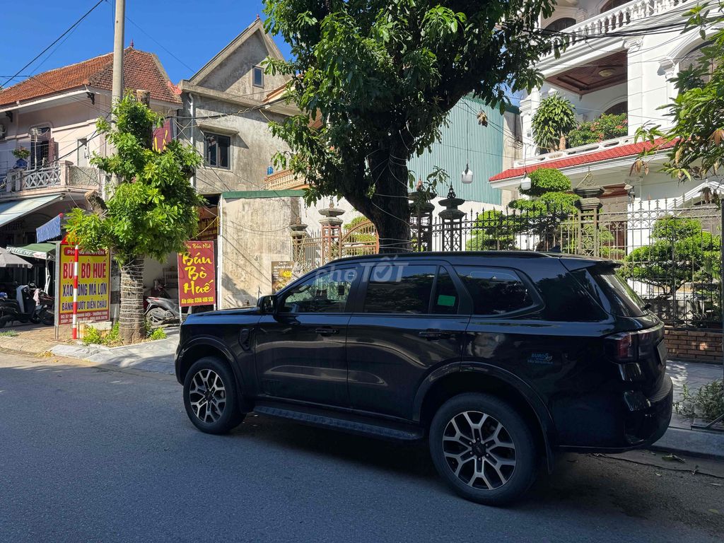 Ford Everest 2023 - ảnh 1