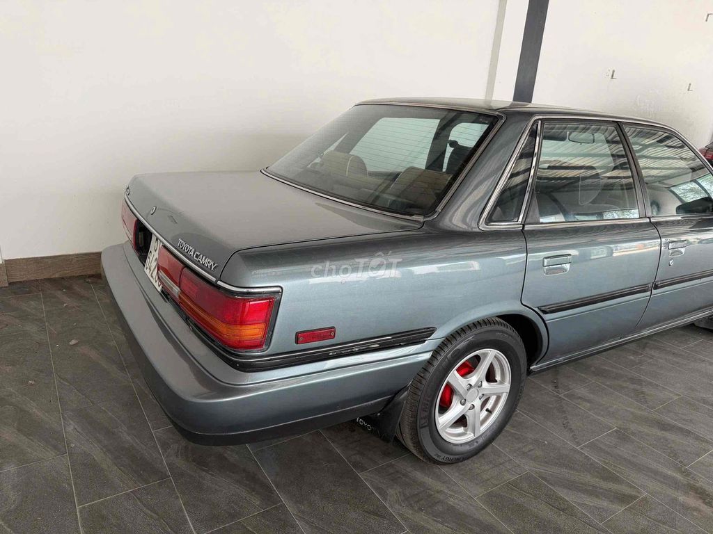Toyota Camry - ảnh 2