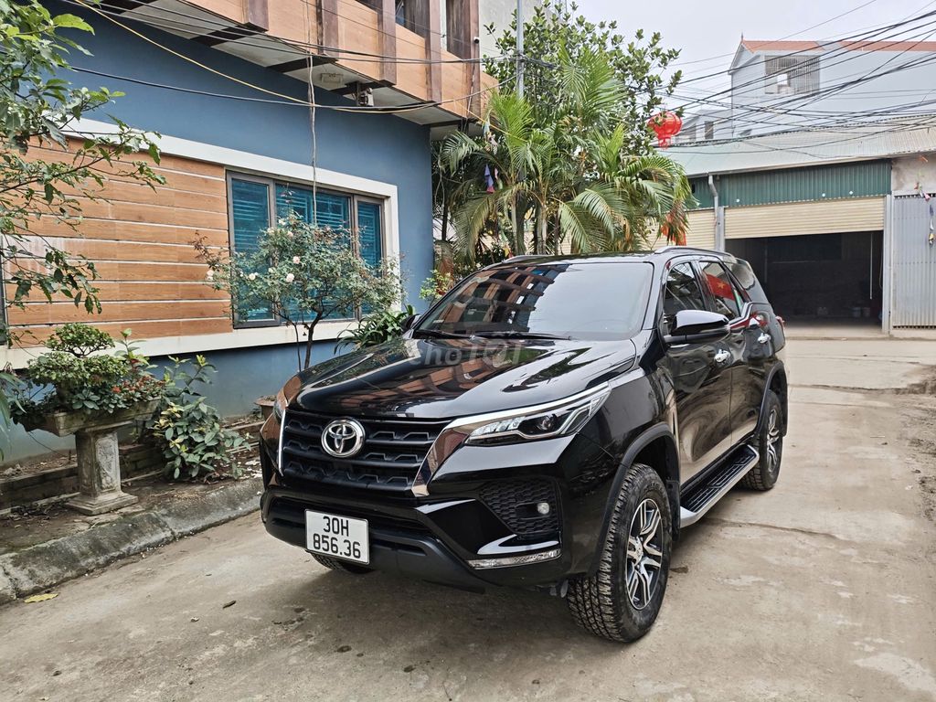 Toyota Fortuner - ảnh 2