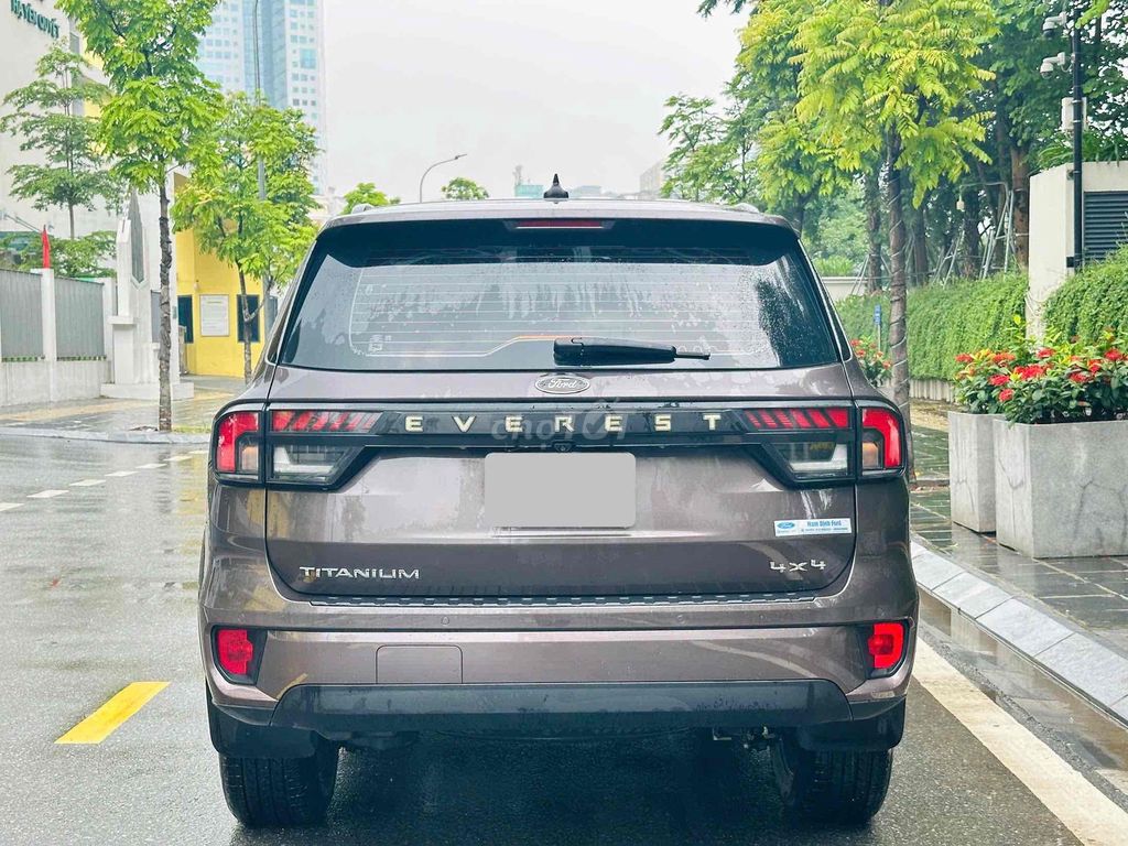 Ford Everest - ảnh 1