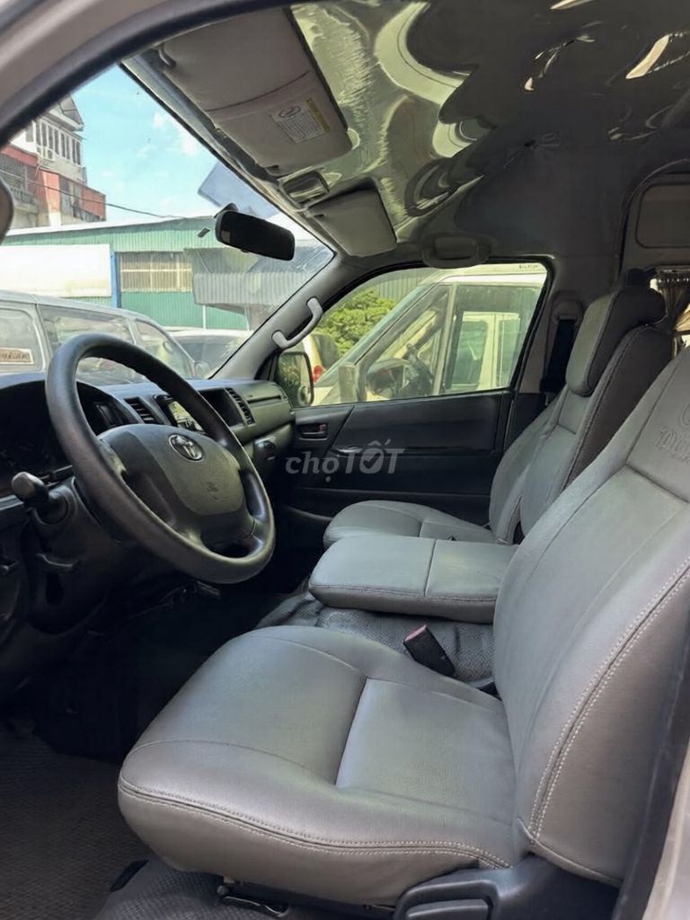 Toyota Hiace 2016 - ảnh 3
