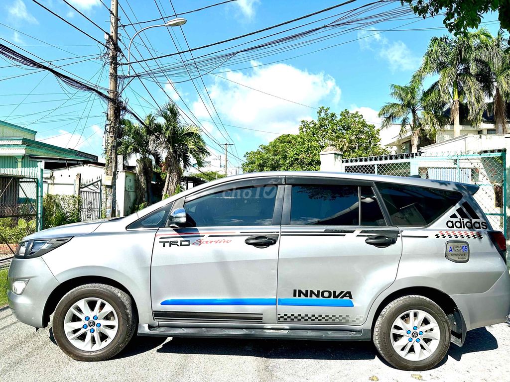 Toyota Innova - ảnh 3
