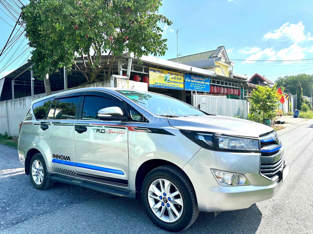Toyota Innova - ảnh 4