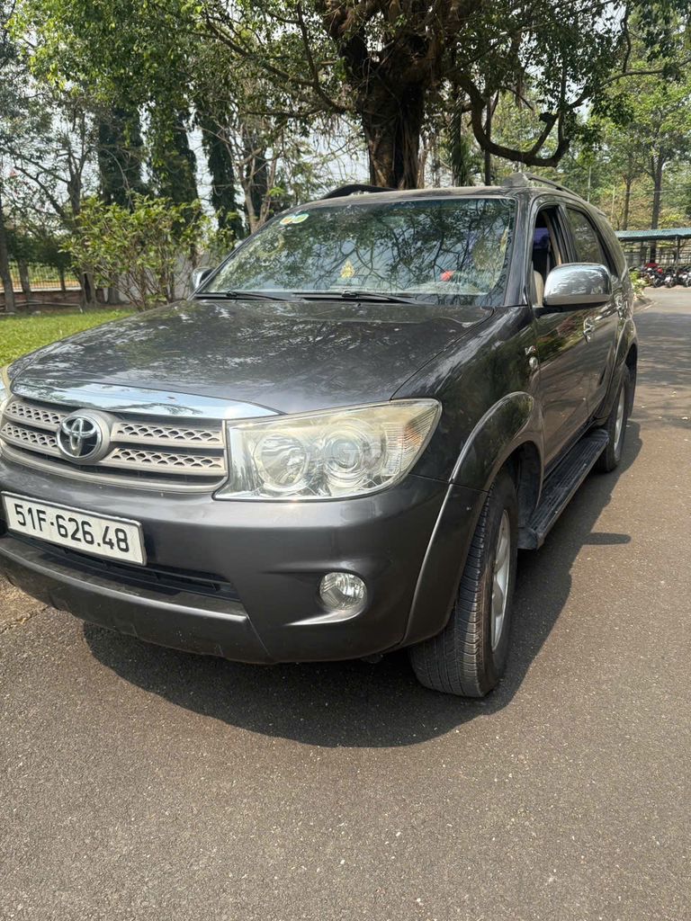 Toyota Fortuner 2011 - ảnh 1