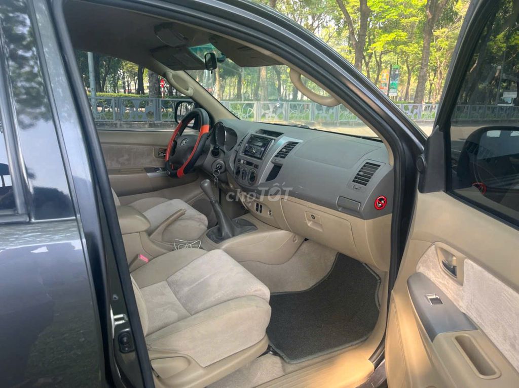 Toyota Fortuner 2011 - ảnh 2