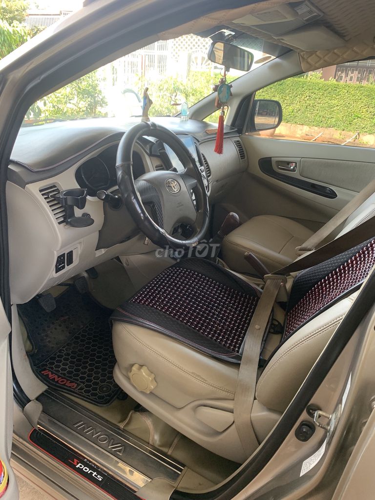 Toyota Innova - ảnh 1