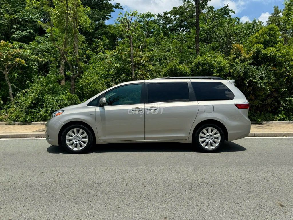 Toyota Sienna 2017 - ảnh 3