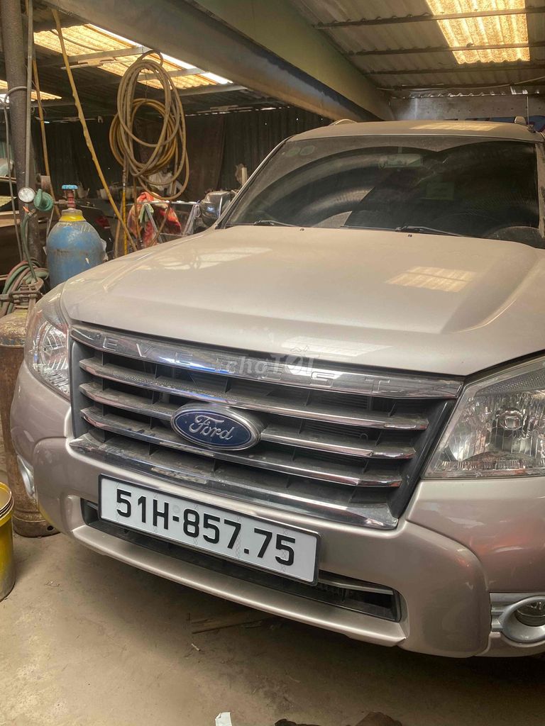 Ford Everest - ảnh 1