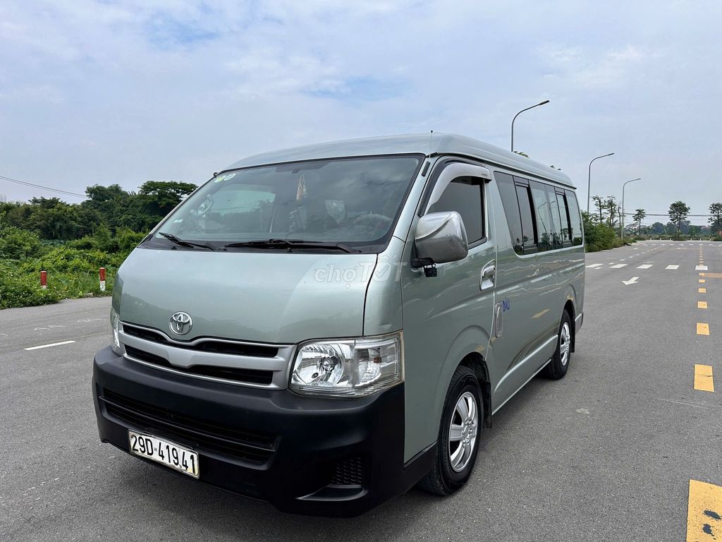 Toyota Hiace 2010 - ảnh 2