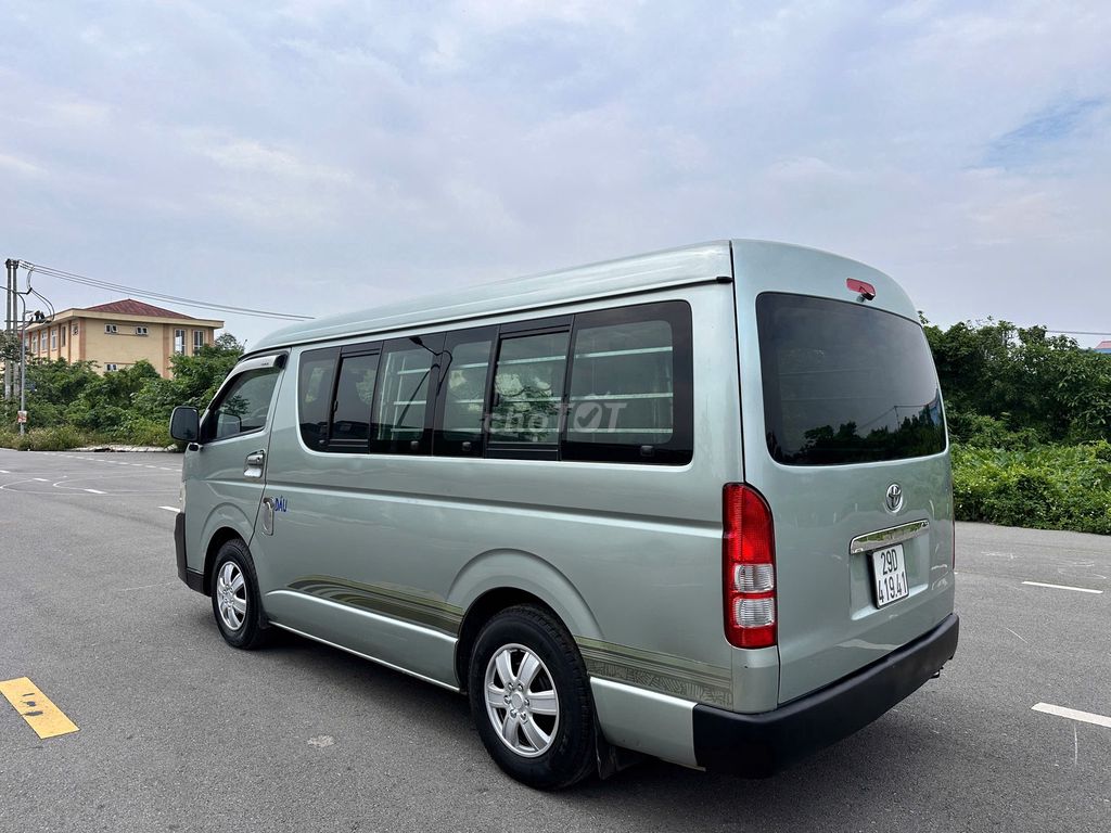Toyota Hiace 2010 - ảnh 3