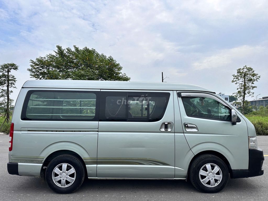 Toyota Hiace 2010 - ảnh 4