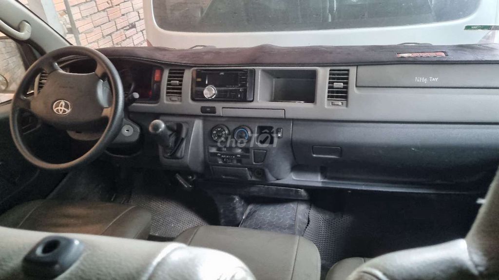 Toyota Hiace 2010 - ảnh 3