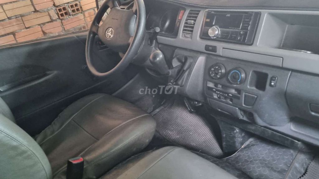 Toyota Hiace 2010 - ảnh 4