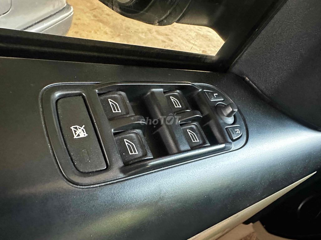 Land Rover 2010 - ảnh 3