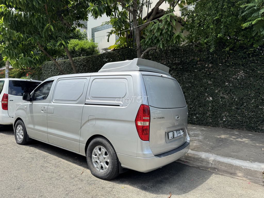 Hyundai Starex 2010 - ảnh 2