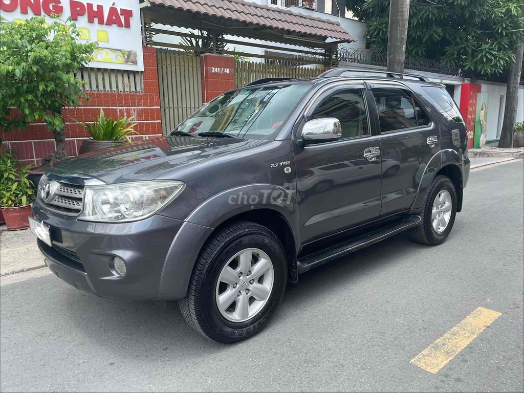 Toyota Fortuner 2010 - ảnh 3