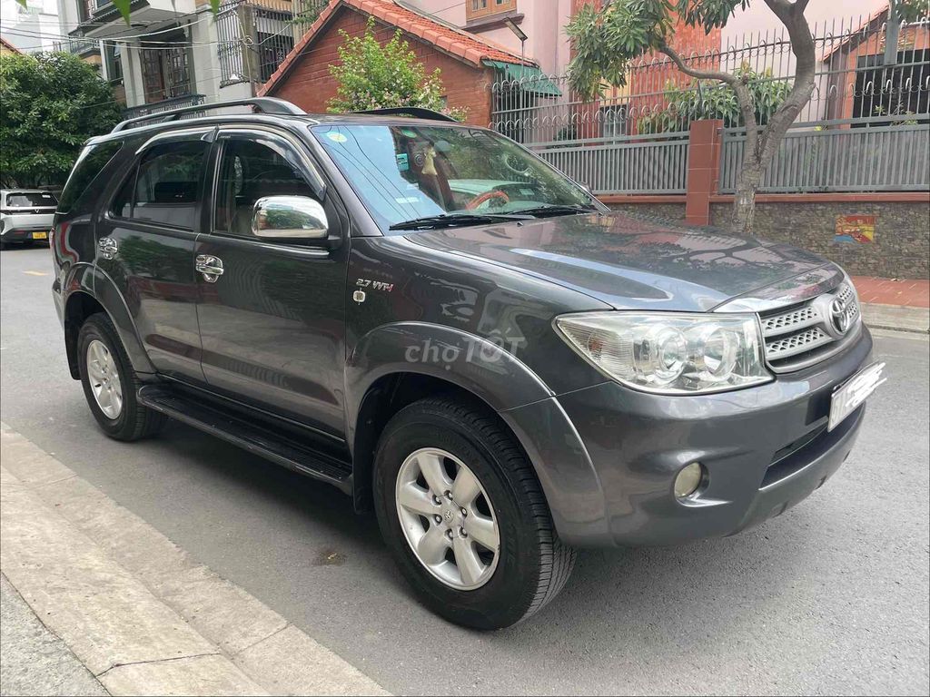 Toyota Fortuner 2010 - ảnh 4