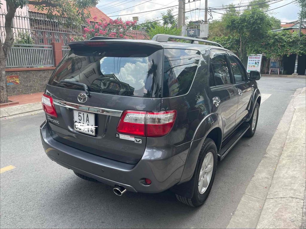 Toyota Fortuner 2010 - ảnh 5