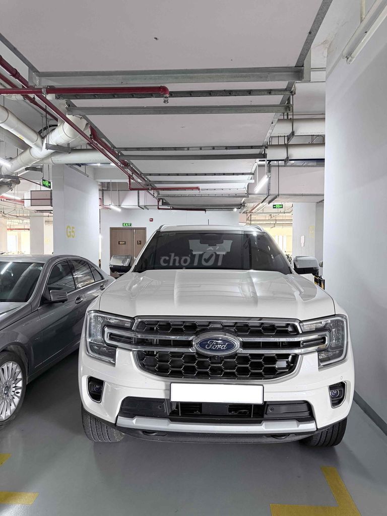 Ford Everest - ảnh 1
