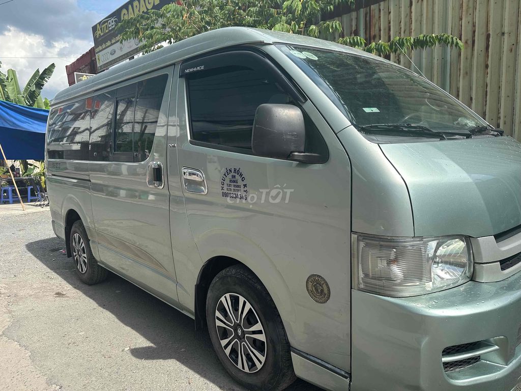 Toyota Hiace - ảnh 2